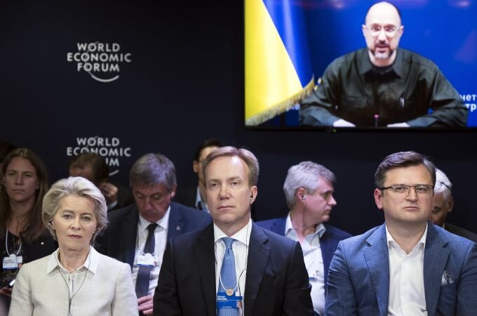 Ursula von der Leyen, presidenta de la Comisión Europea, Borge Brende, presidente del Foro Económico Mundial y and Dmytro Kuleba, Ministro de Exteriores ucraniano, en la 51ª cita anua del Foro Económico Mundial en Davos, Suiza.