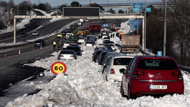 Numeros vehículos atrapados por la nieve en el km 58 de la M-40