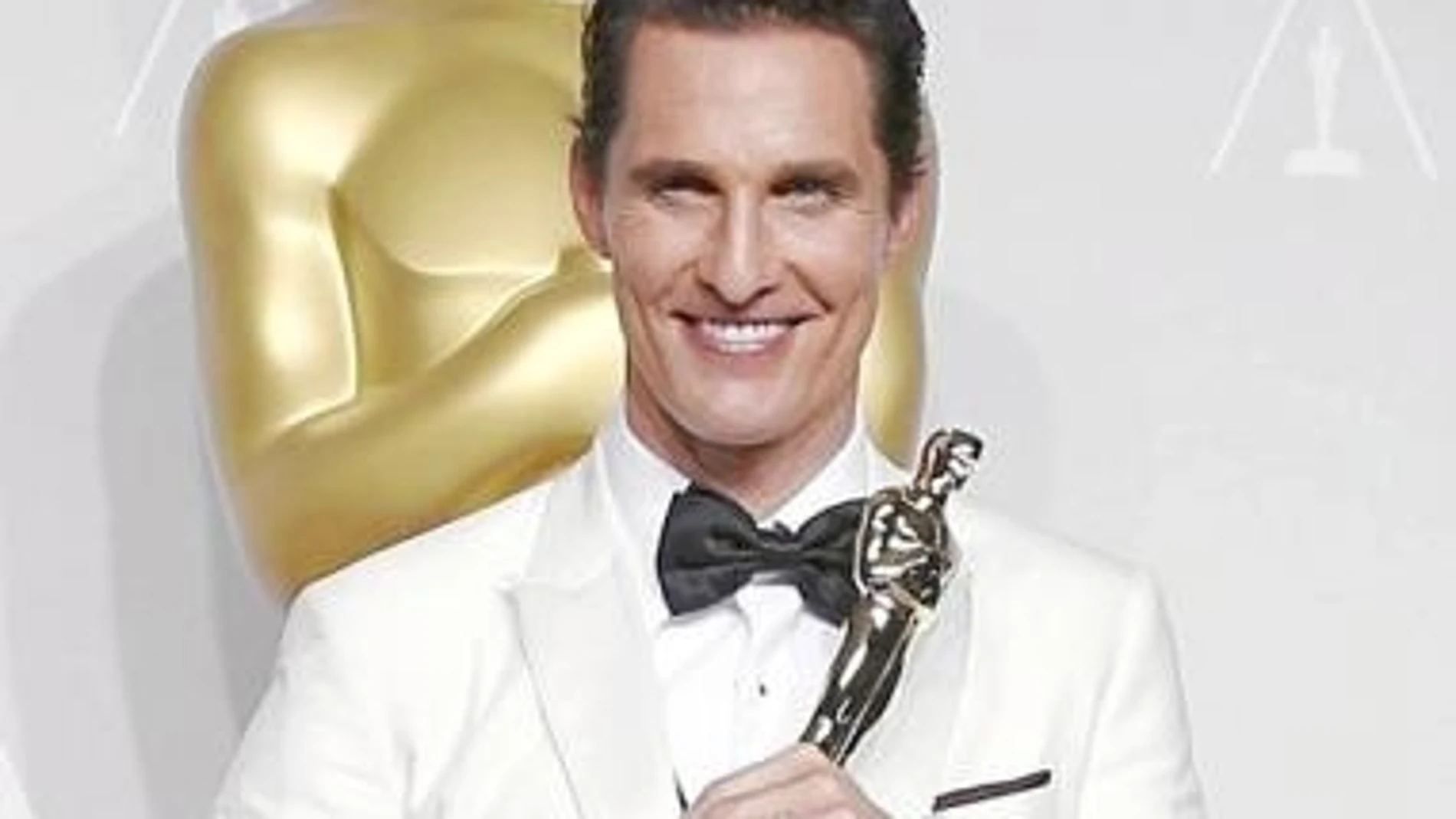 El actor estadounidense Matthew McConaughey posa con un Oscar, en una imagen de archivo