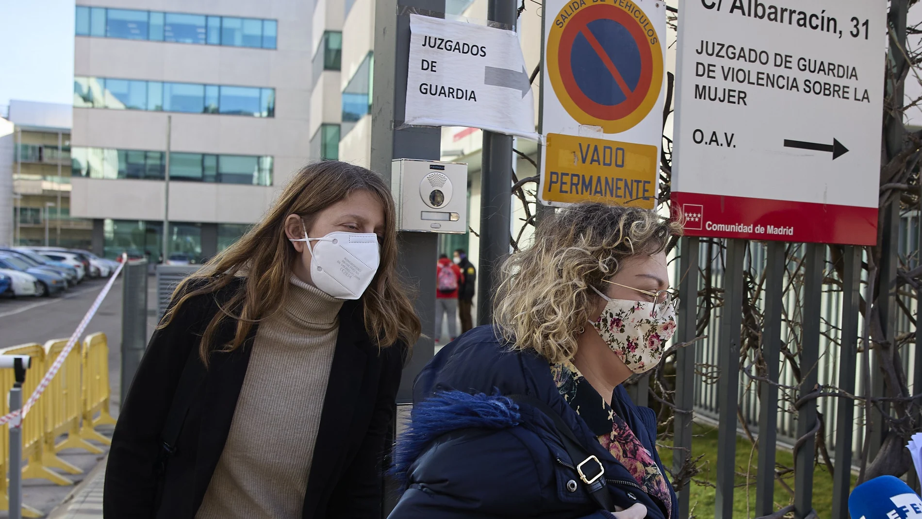 La expresidenta de Infancia Libre, María Sevilla (derecha), asiste al juzgado a que le entreguen la orden de ingreso en prisión, en el Juzgado de lo Penal nº 2, a 1 de febrero de 2022, en Madrid (España).