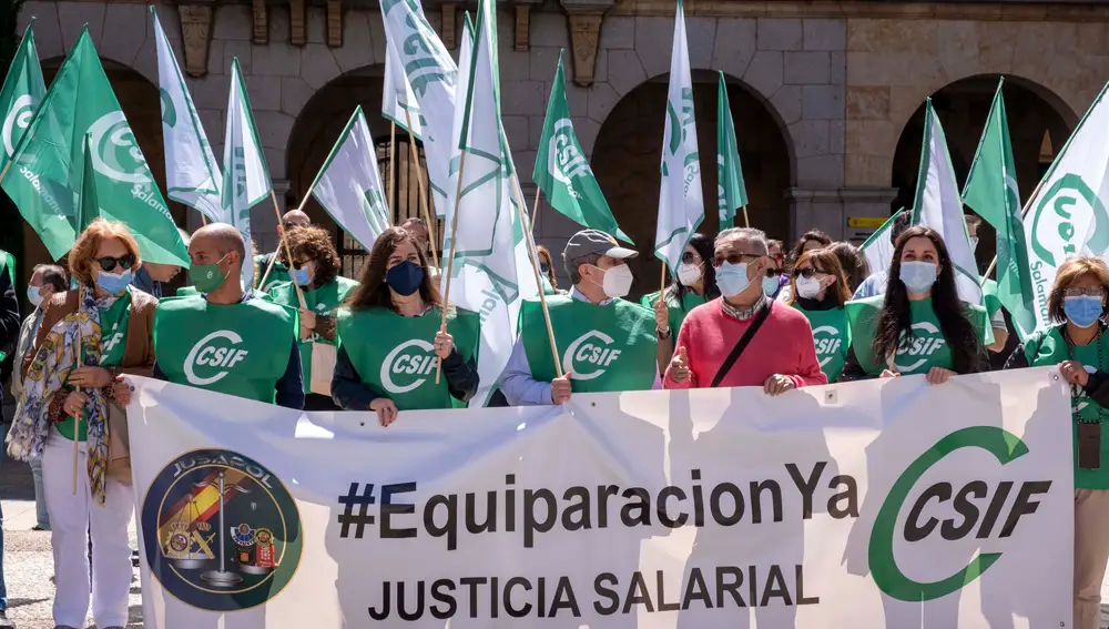 Concentración CSIF en la puerta de la subdelegación de Gobierno en Salamanca