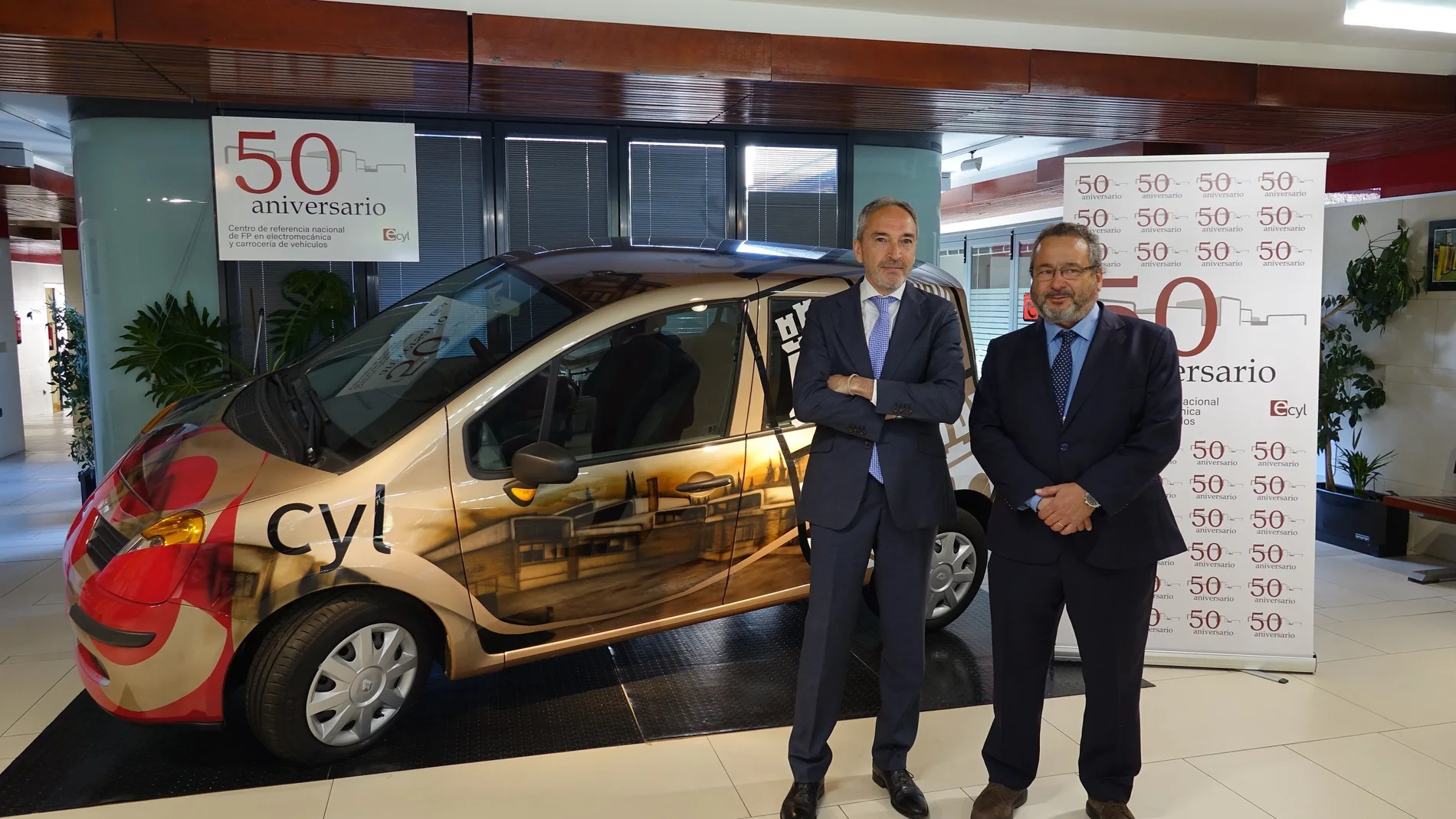 El secretario general de la Consejería de Industria, Comercio y Empleo, Alberto Díaz, junto a Carlos Herreros, director del Centro de referencia nacional de FP en electromecánica y carrocería de vehículos de Valladolid