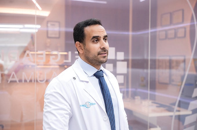 El Dr. Elgeadi cuenta con uno de los pocos equipos que integran la neurocirugía con la traumatología para el tratamiento de las patologías de la columna