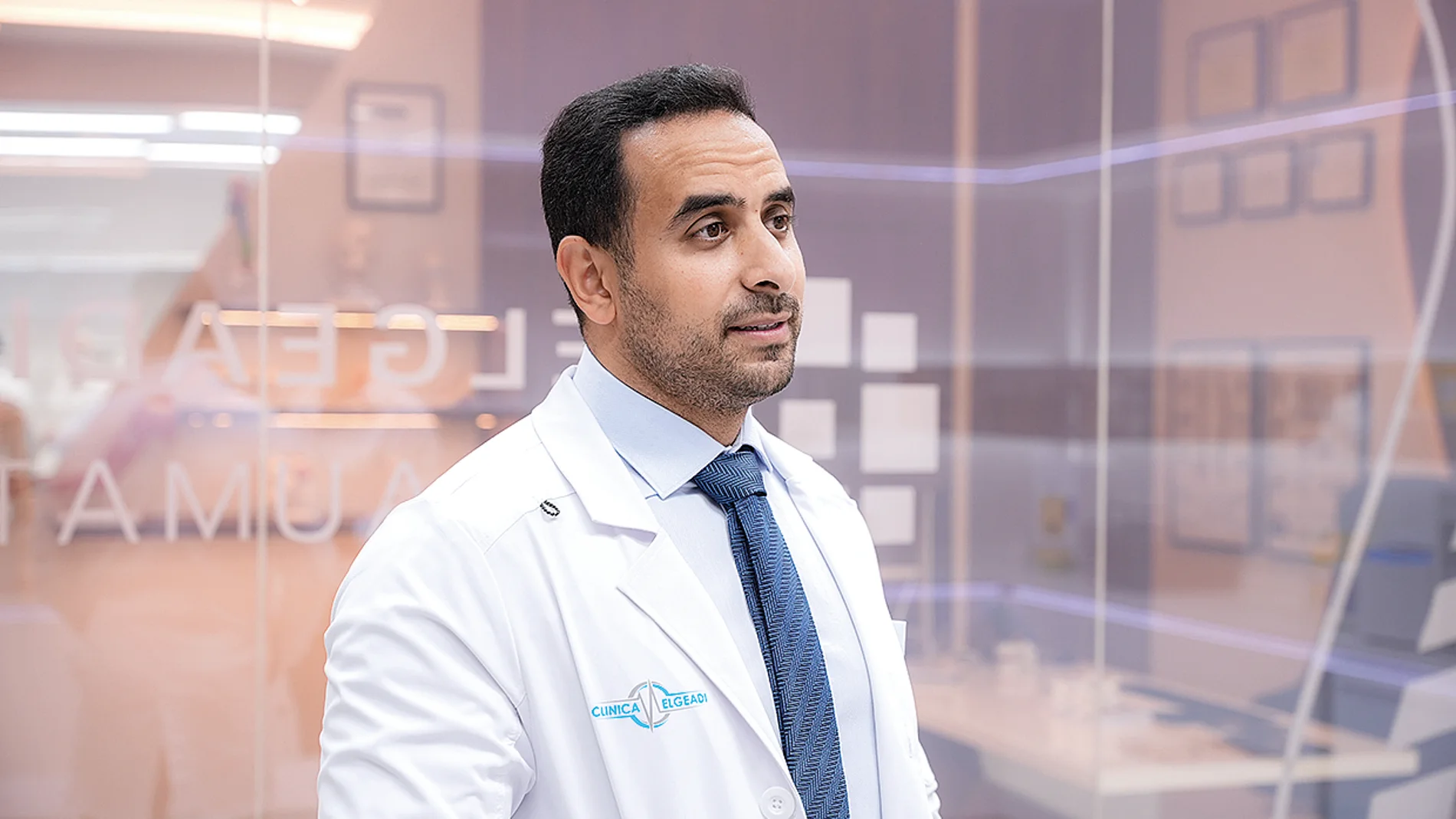 El Dr. Elgeadi cuenta con uno de los pocos equipos que integran la neurocirugía con la traumatología para el tratamiento de las patologías de la columna