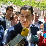 El presidente del Partido Popular de Andalucía y candidato a la Presidencia de la Junta, Juanma Moreno, en declaraciones a los periodistas. EFE/José Manuel Pedrosa.