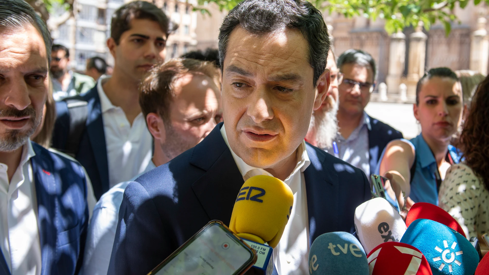 El presidente del Partido Popular de Andalucía y candidato a la Presidencia de la Junta, Juanma Moreno, en declaraciones a los periodistas. EFE/José Manuel Pedrosa.