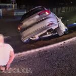 El arrestado junto a su vehículo, tras colisionar contra un quitamiedos POLICÍA LOCAL DE MURCIA 26/05/2022