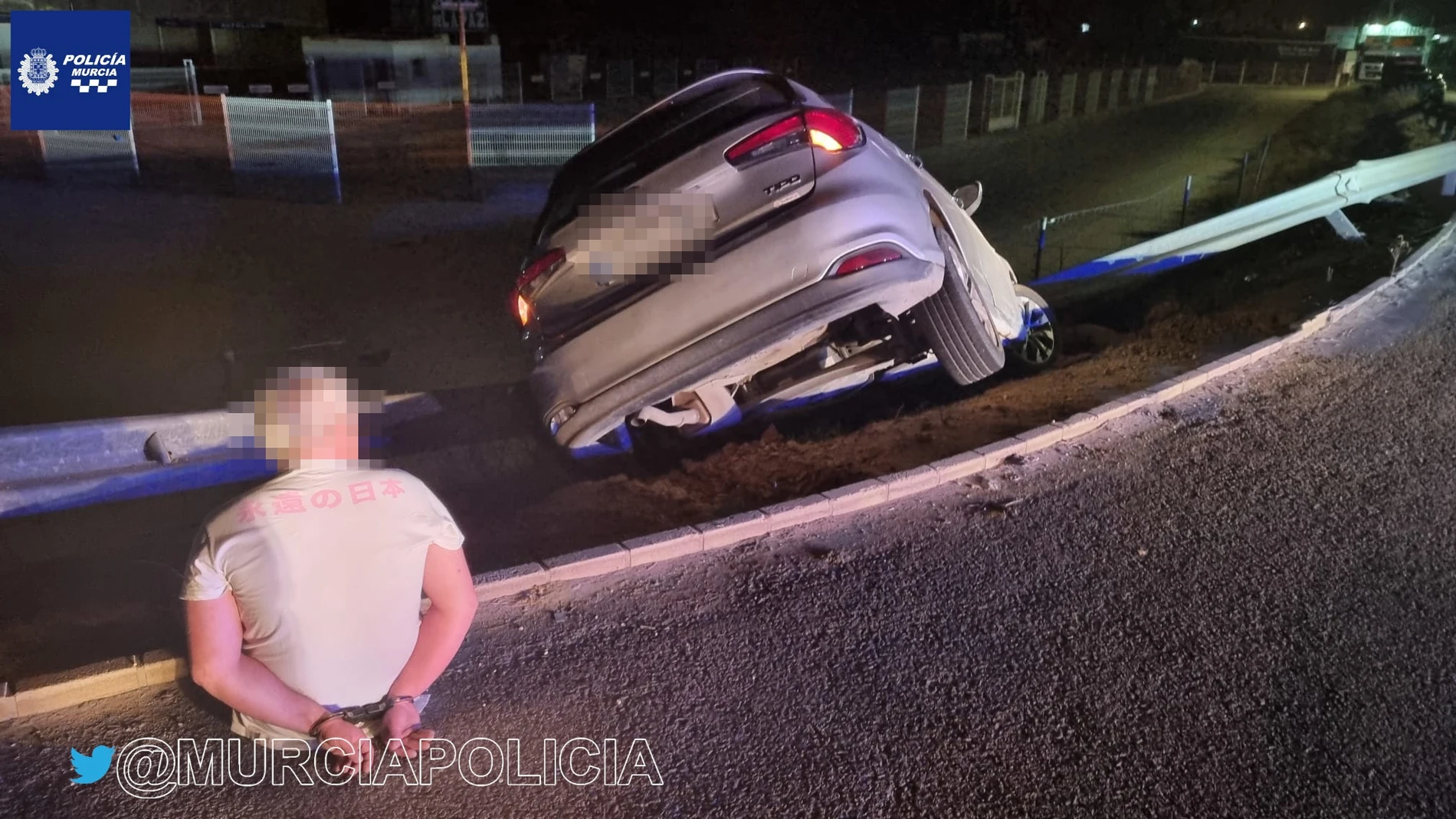 El arrestado junto a su vehículo, tras colisionar contra un quitamiedos POLICÍA LOCAL DE MURCIA 26/05/2022