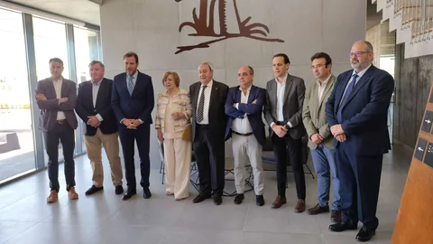 Foto de familia del matrimonio fundador de Tamaral, Ricardo Santiago y Carmen Torío con las autoridades, como Óscar Puente, Conrado Íscar, Enrique Pascual o Roberto Díez, durante el acto por el 25 aniversario de la bodega