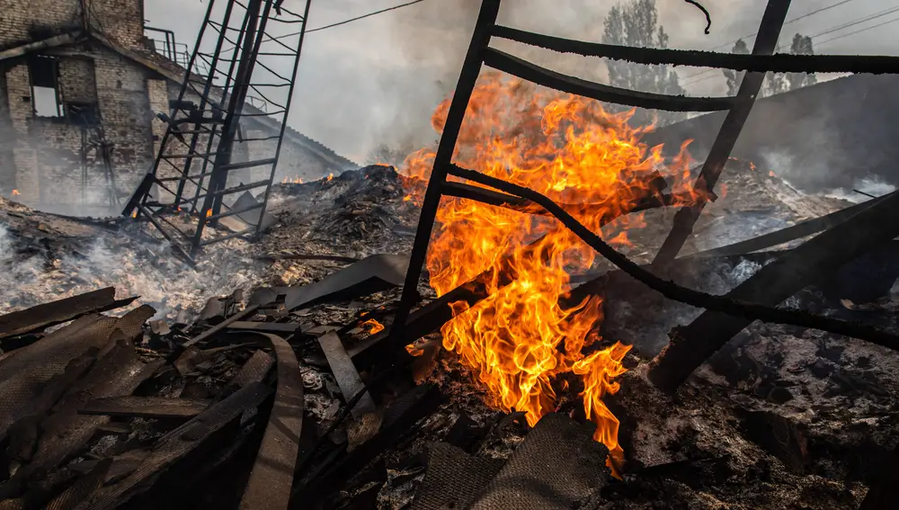 Un silo de grano destruido por bombardeos rusos en Ucrania