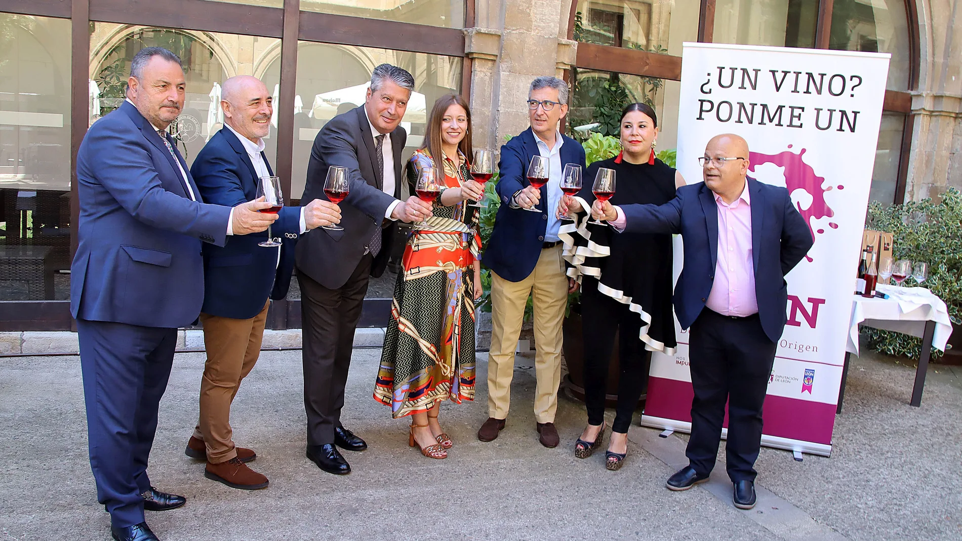 Acto de calificación de los vinos de la añada de la Denominación de Origen León, con la asistencia del presidente de la Diputación, Eduardo Morán, el subdelegado del Gobierno, Faustino Sánchez, la delegada territorial de la Junta, Ester Muñoz, y los concejales Evelia Fernández y Luis Miguel García