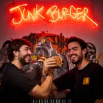 Javier Alfonso y Carlos Arias, dos amigos que decidieron poner en marcha Junk Burger, un restaurante que se ha alcanzado con el premio de la mejor hamburguesa de España.
