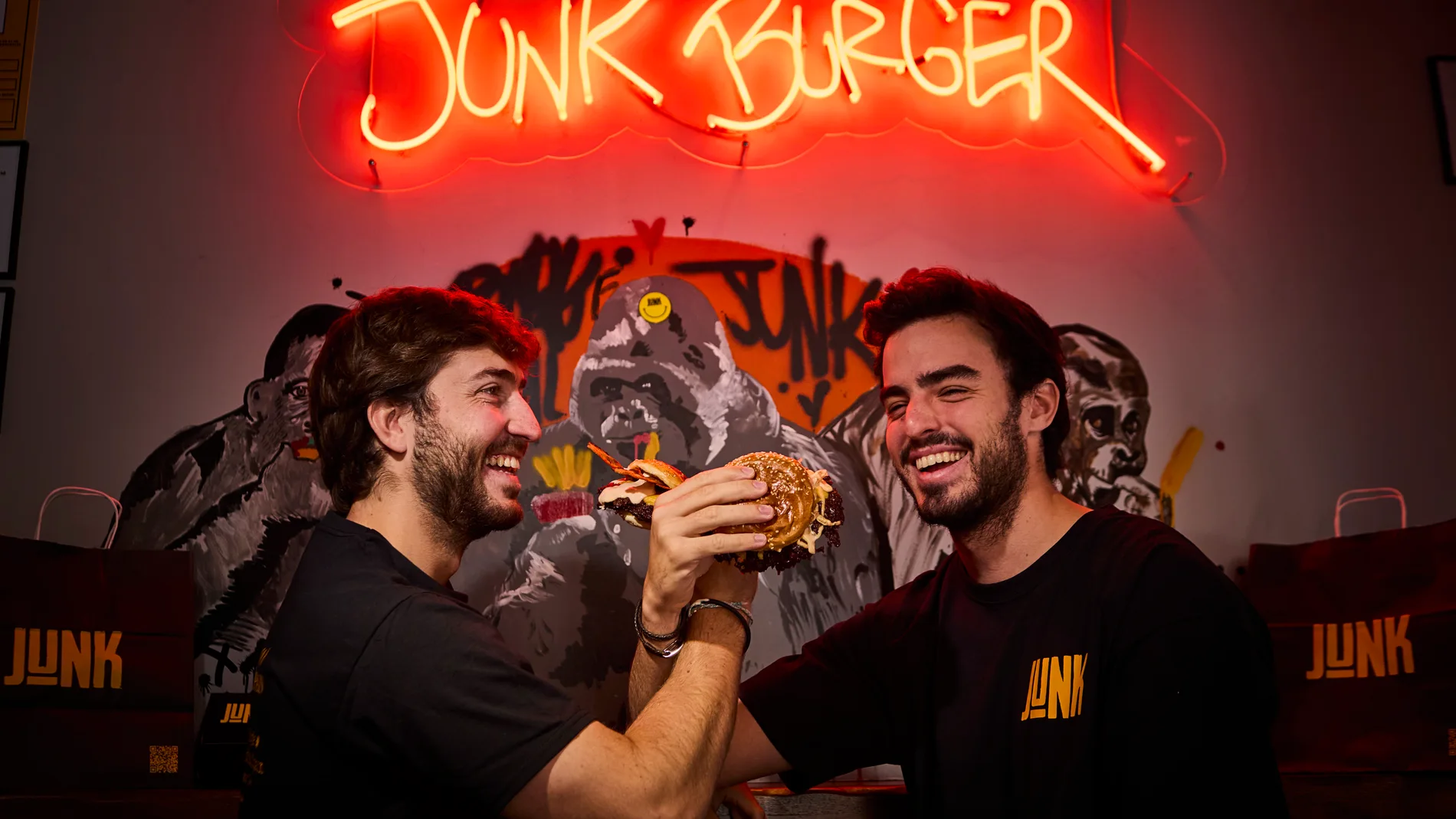Javier Alfonso y Carlos Arias, dos amigos que decidieron poner en marcha Junk Burger, un restaurante que se ha alcanzado con el premio de la mejor hamburguesa de España.