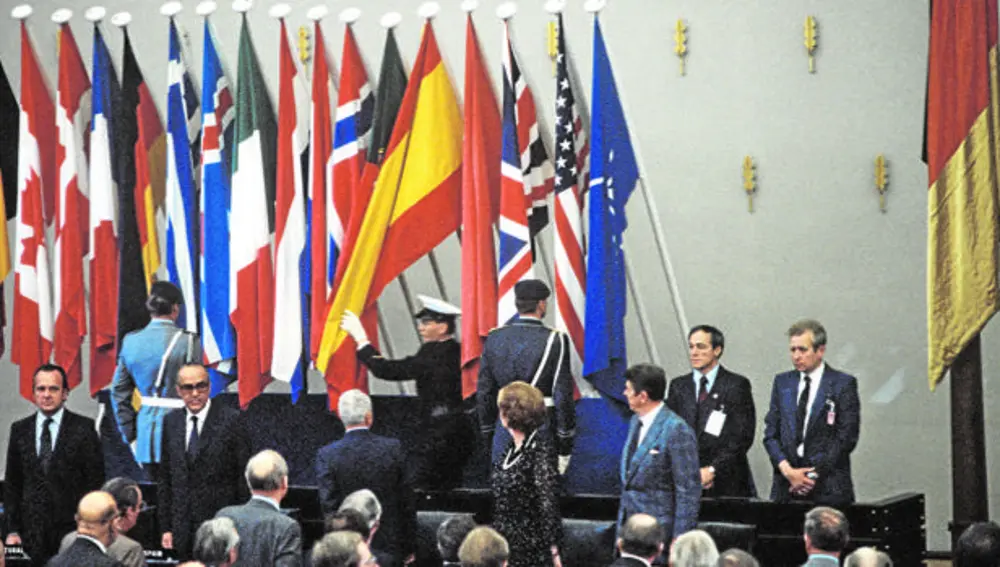 La bandera de España es colocada en la primera Asamblea General de la OTAN a la que asistió nuestro país en junio de 1982