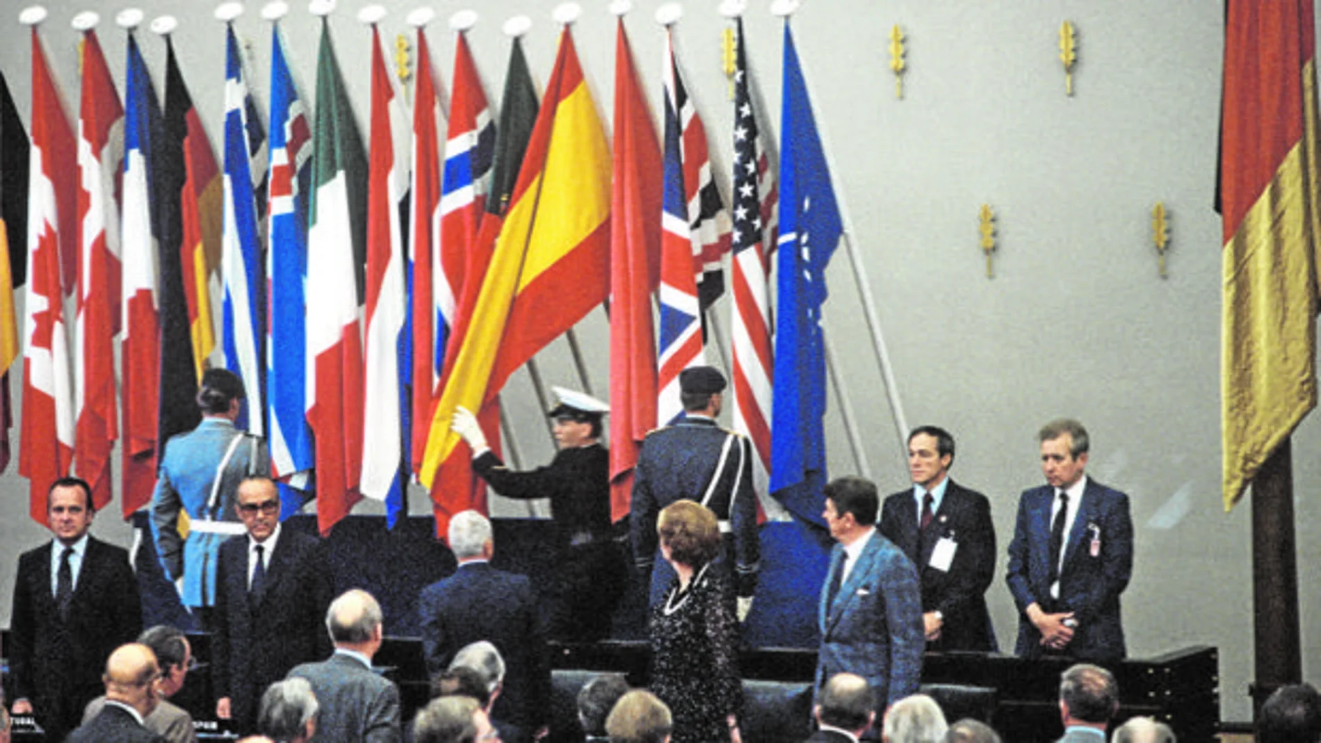 La bandera de España es colocada en la primera Asamblea General de la OTAN a la que asistió nuestro país en junio de 1982