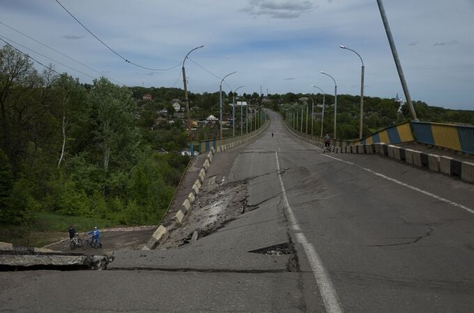 Carretera destruida en Ucrania por los bombardeos rusos