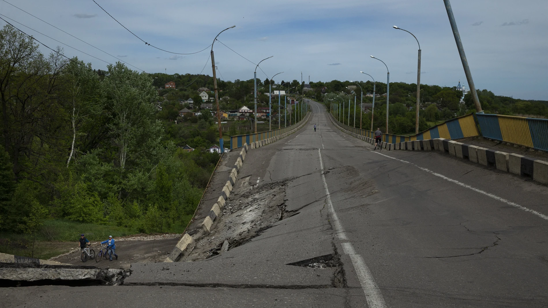 Carretera destruida en Ucrania por los bombardeos rusos