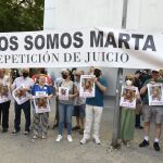 Vecinos de Marta del Castillo, concentrados este jueves antes del juicio contra el Cuco