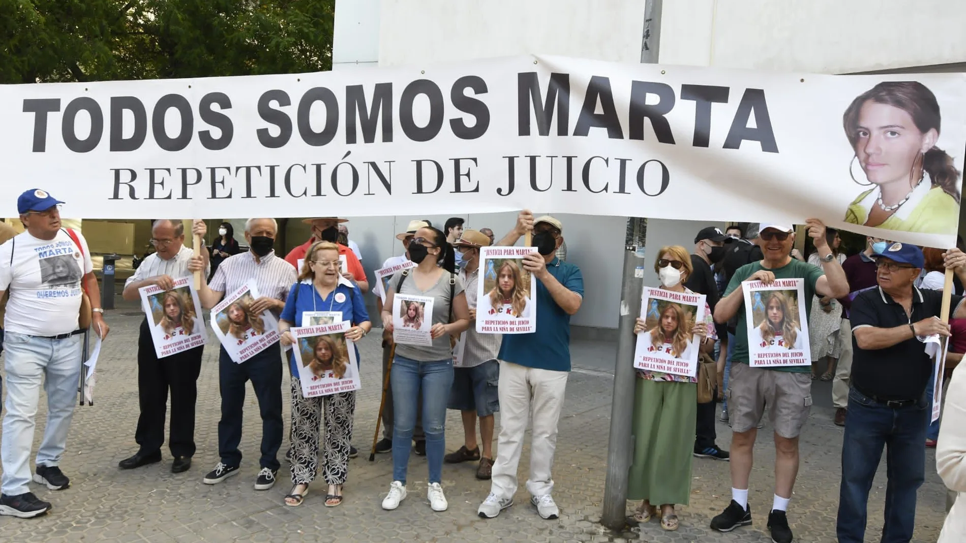 Vecinos de Marta del Castillo, concentrados este jueves antes del juicio contra el Cuco