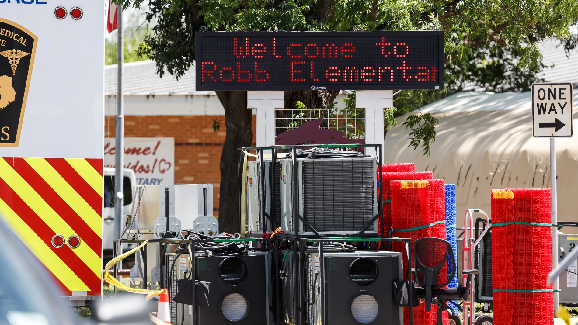 Cartel da la bienvenida al atacado Colegio de Primaria Robb de Uvalde (Texas)
