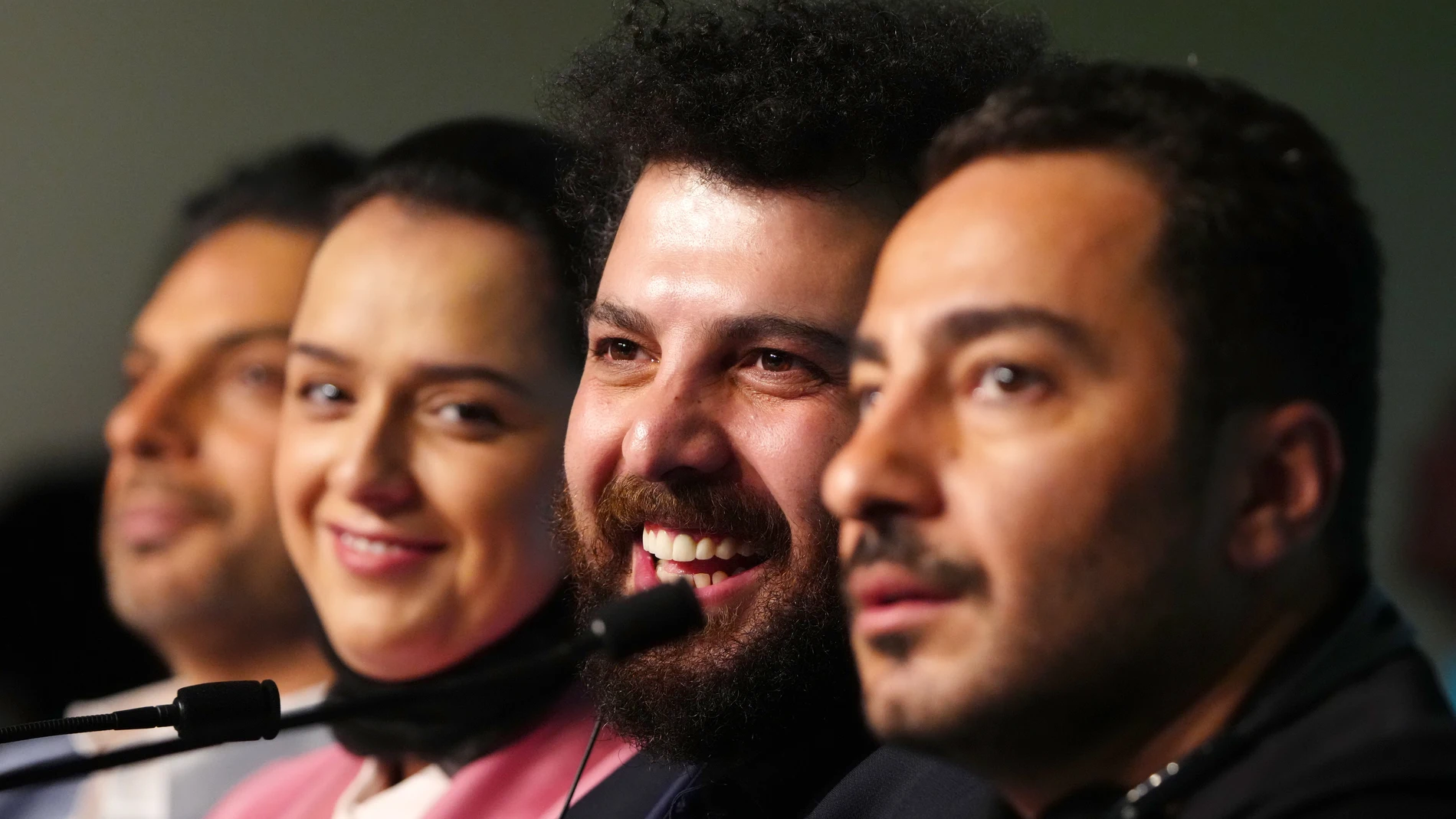 Payman Maadi, Taraneh Alidoosti, Saeed Roustayi y Navid Mohammadzadeh durante la rueda de prensa de la presentación de "Leila's Brothers" en Cannes