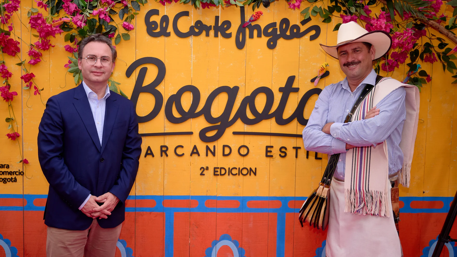 Nicolás Uribe, Presidente de la Cámara de Comercio de Bogotá, junto al chef Jaime Torregrosa, ganador del concurso gastronómico de esta edición de BME, en la presentación de la segunda edición de Bogotá Marcando Estilo junto a un modelo con traje regional.