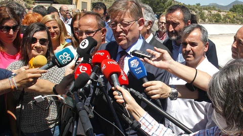 El presidente de la Generalitat, Ximo Puig, visita el embalse del Rollo, en Aspe (Alicante), con motivo de la entrada de agua de la transferencia Júcar-Vinalopó autorizada para 2022