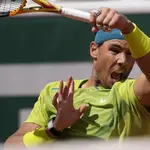 Nadal golpea de derecha ante Van de Zandschulp en la tercera ronda de Roland Garros