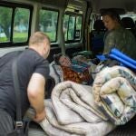Dos mujeres son sacadas de sus hogares en una evacuación del grupo de voluntarios británicos BEAR en Bakhmut, en el este de Ucrania