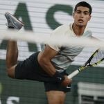Alcaraz saca en su partido de tercera ronda de Roland Garros ante Sebastian Korda