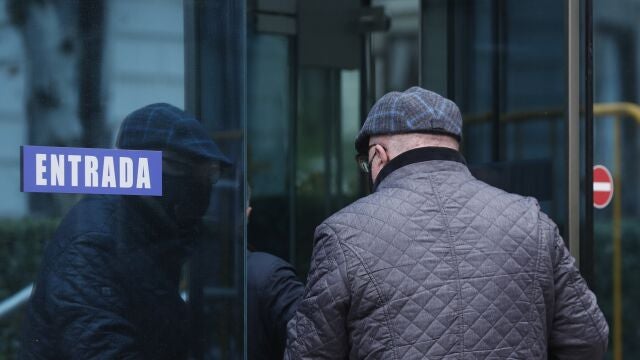 El excomisario José Manuel Villarejo a su llegada a la Audiencia Nacional donde el juez Manuel García Castellón le interroga en la pieza 28 del caso por presuntamente ofertar información reservada que supuestamente le facilitaba el expolicía.