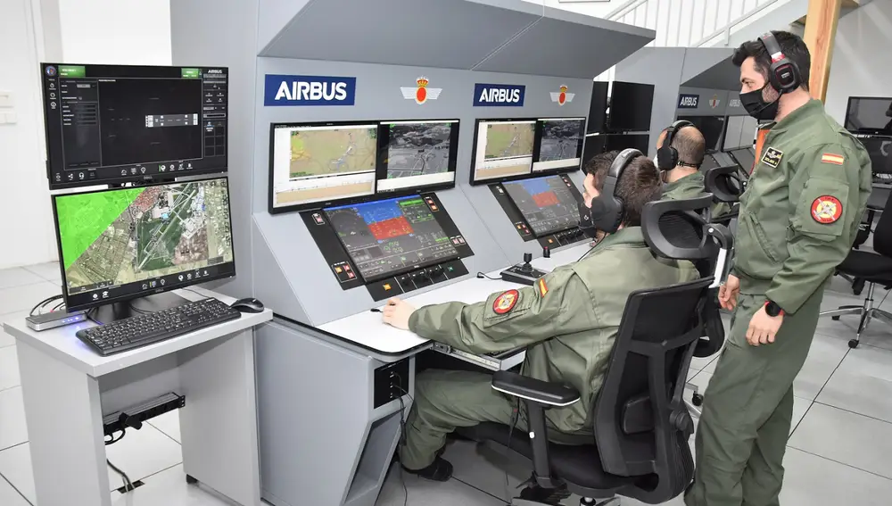 Simulador de centro de control de drones de Airbus en la Escuela Militar de UAS del GRUEMA del Ejército del Aire.