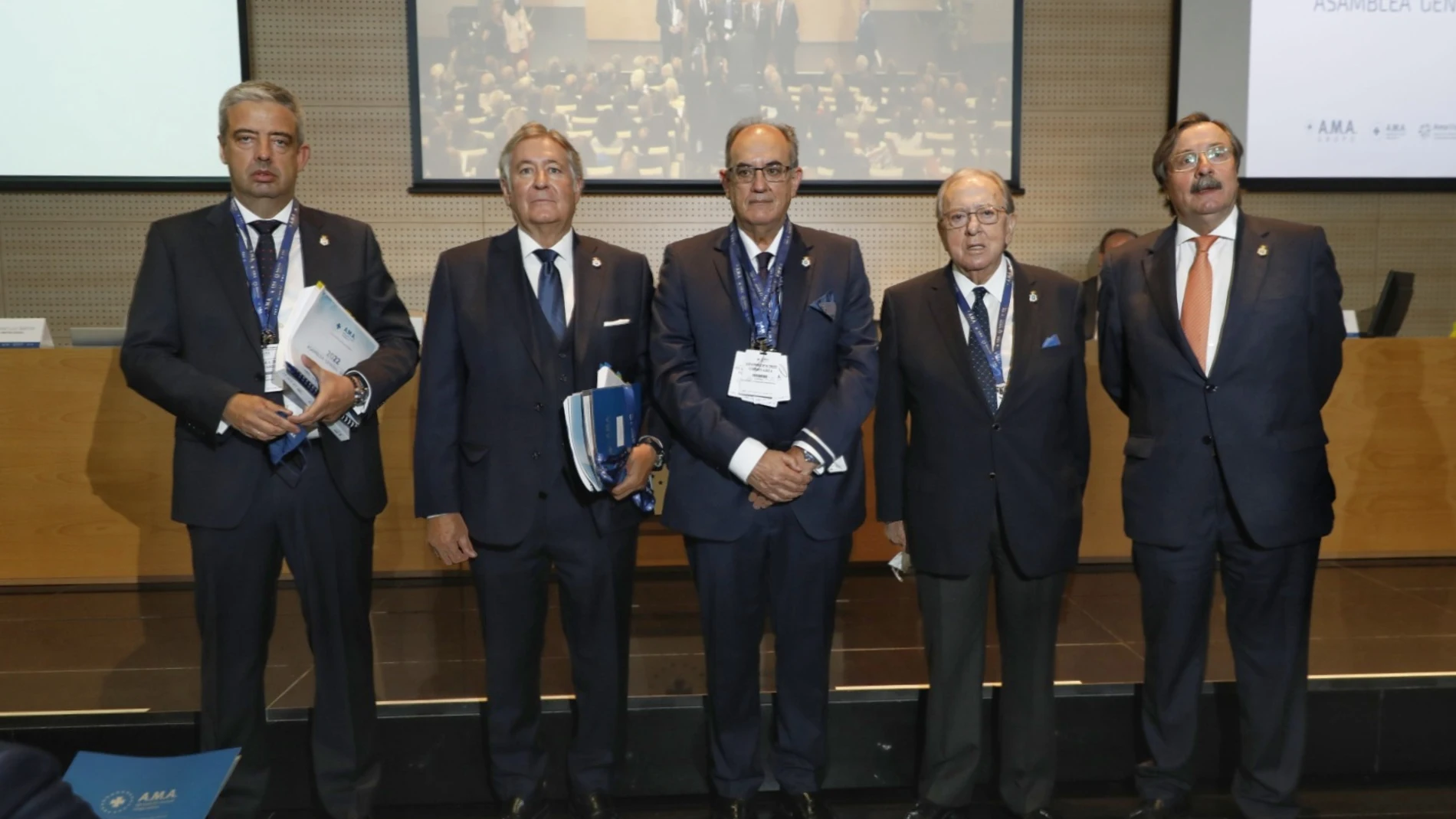 De izquierda a derecha, Jose Luis Bahillo, Luis Alberto García, Luis Campos, Diego Murillo y Luis Cáceres, en la Asamblea General de AMA