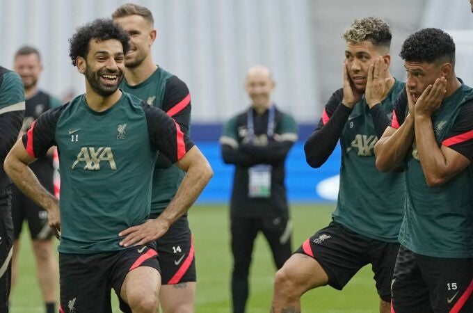 Mohamed Salah sonríe en el entrenamiento previo a la final de la Champions junto a Oxlade-Chamberlain y Roberto Firmino