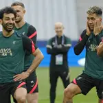 Mohamed Salah sonríe en el entrenamiento previo a la final de la Champions junto a Oxlade-Chamberlain y Roberto Firmino