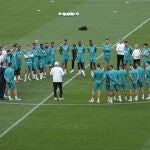 Ancelotti se dirige a sus jugadores en Saint Denis