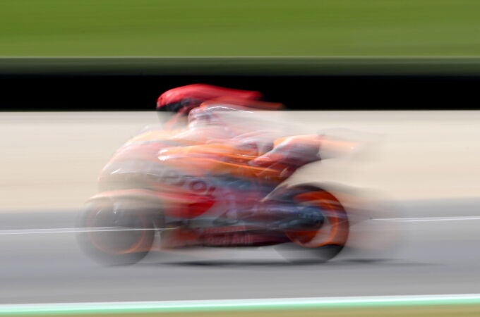 El piloto español Marc Márquez del equipo Repsol Honda en acción durante la sesión de entrenamientos libres de MotoGP del Gran Premio de Italia