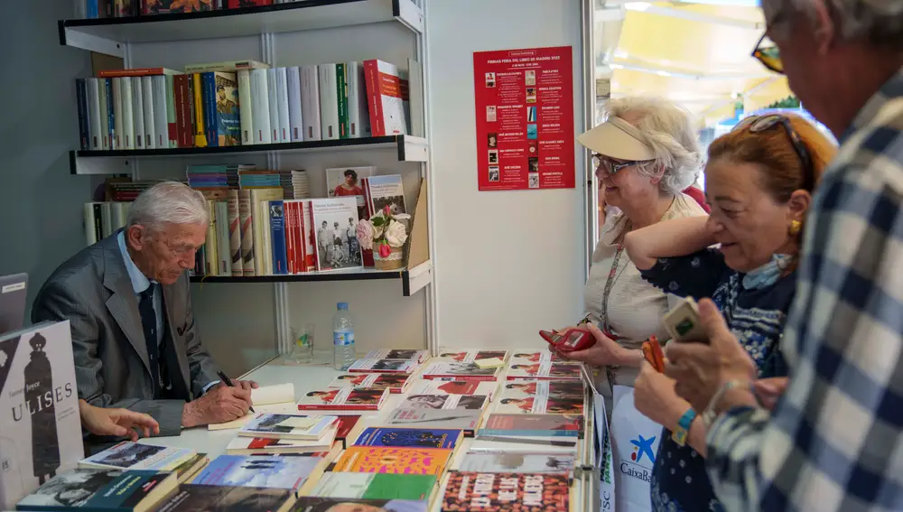 El escritor Theodor Kallifatides, en la Feria del Libro de Madrid