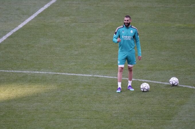 Karim Benzema, en la última sesión de entrenamiento del Real Madrid antes de la final de la Champions ante el Liverpool