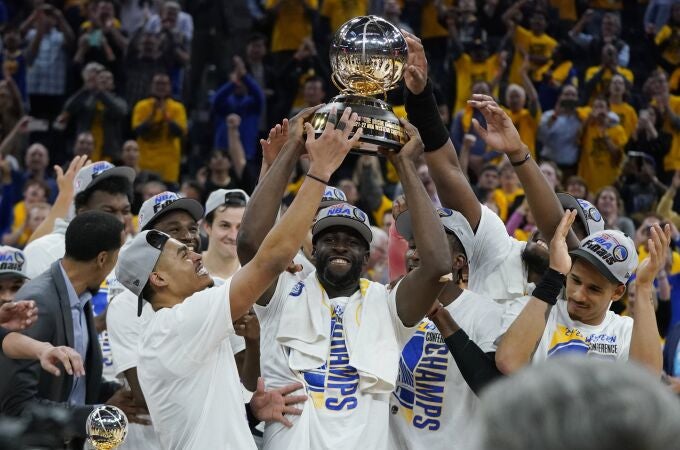 Golden State Warriors levanta el trofeo como campeón de la Conferencia Oeste de la NBA.