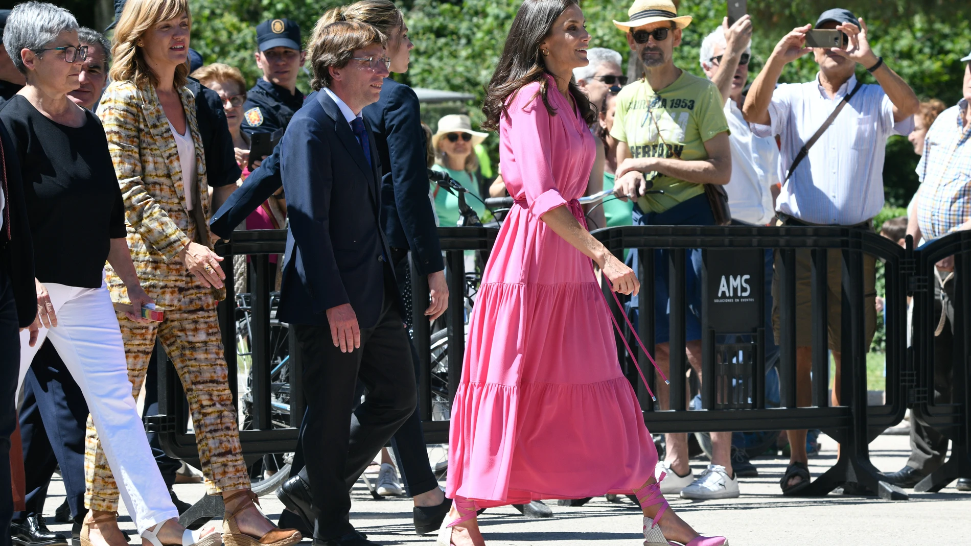 José Luis Martínez Almeida y la Reina Letizia recorren la 81ª edición de la Feria del Libro