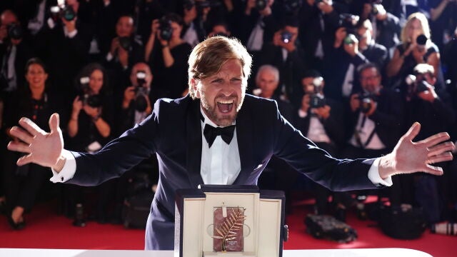 Ruben Östlund sosteniendo la Palma de Oro durante la ceremonia de clausura del Festival de Cannes