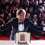 Ruben Östlund sosteniendo la Palma de Oro durante la ceremonia de clausura del Festival de Cannes