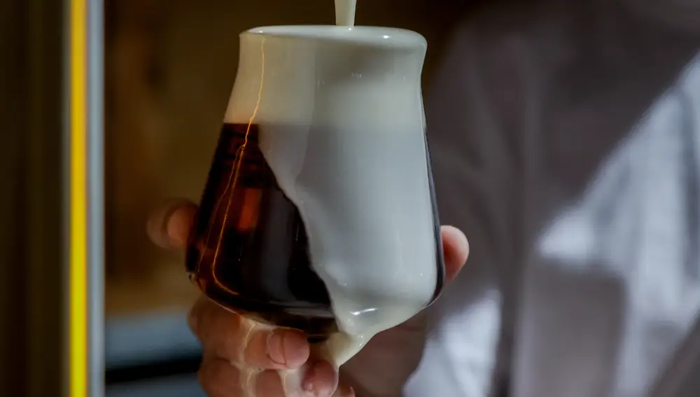 Una cerveza de barril tirada en copa de cristal