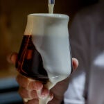 Una cerveza de barril tirada en copa de cristal