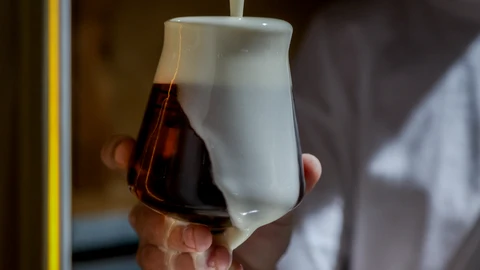 Una cerveza de barril tirada en copa de cristal