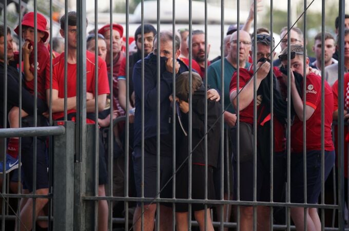 Aficionados del Liverpool, en las puertas del Stade de France sin poder entrar