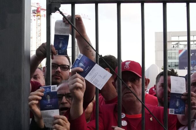Seguidores del fútbol enseñan sus entradas en las puertas del Estadio de Francia en París