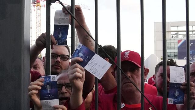 Seguidores del fútbol enseñan sus entradas en las puertas del Estadio de Francia en París