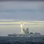 Imagen tomada del video difundido por el ministerio de Defensa ruso del lanzamiento del misil hipersónico "Zircon" el 28 de mayo de 2022. (Russian Defense Ministry Press Service via AP)